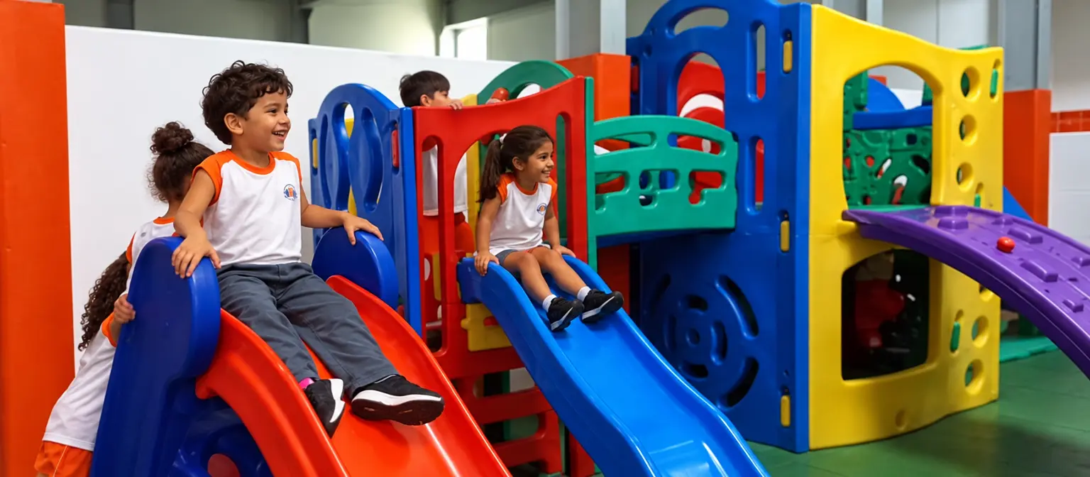 Alunos brincando no parquinho com escorregadores coloridos